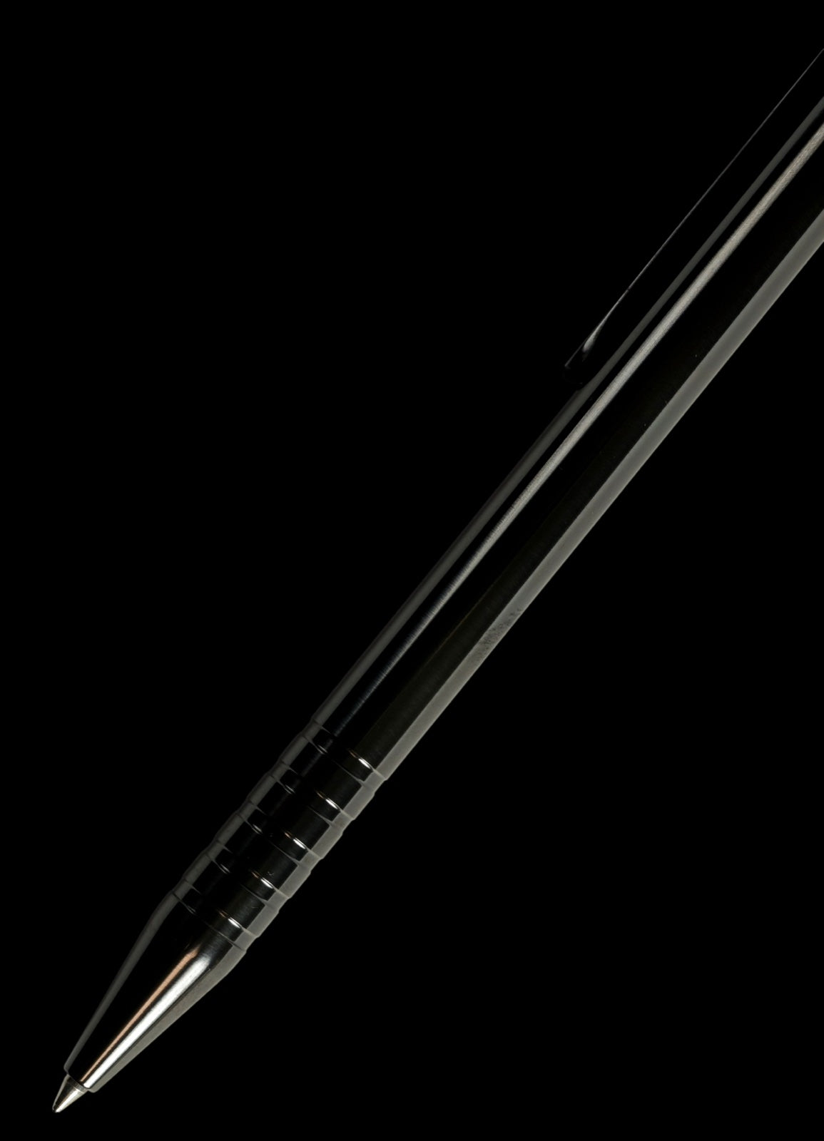 Mirror-polished zirconium tip and grip on black
